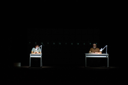 En la obra ‘Testosterona’, Cristian Alarcón y Tomás de Jesús exploran las hipótesis de porqué padres sudamericanos inyectaron esa hormona a sus hijos homosexuales en el siglo XX.