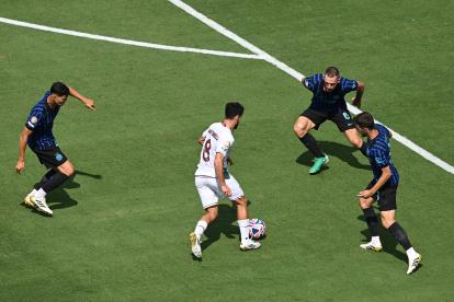 Un jugador del Fluminense y tres jugadores del Inter de Milán luchan por el balón en el partido de octavos de final de la Copa Mundial de Clubes de la FIFA 2025.