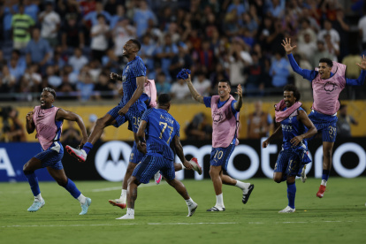 Jugadores de Al Hilal festejan el sorprendente triunfo 4-3 sobre Manchester City en el Mundial de Clubes