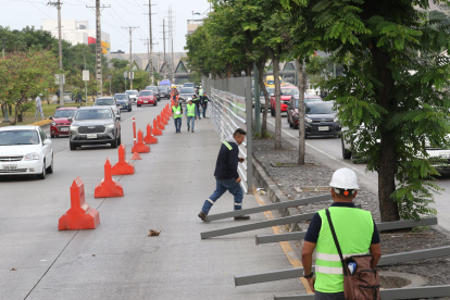 Obreros colocaron planchas metálicas para cercar el área donde se empezará a construir el primero de los dos pasos a desnivel en la avenida del Bombero.