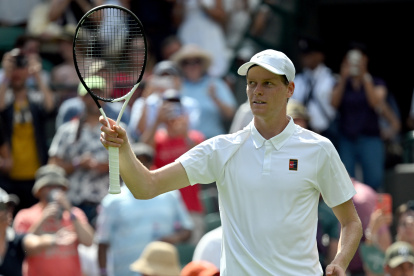 Jannik Sinner celebra tras vencer a Luca Nardi de la primera ronda por 6-4, 6-3 y 6-0.