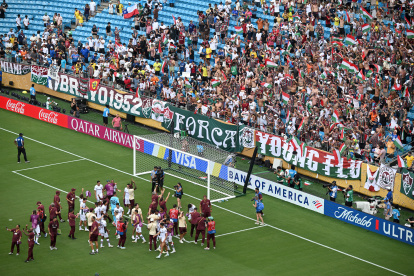 Los jugadores y el personal del Fluminense celebran tras ganar el partido de octavos de final contra Inter de Milan.