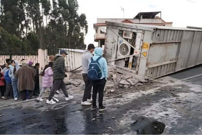 El tráiler se volcó en la curva de la Manzana de Oro y aplastó a Bella Esparza, quien caminaba junto a su hijo de seis años.