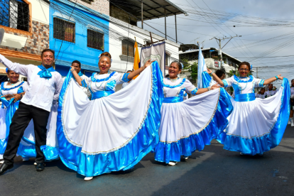 Desfile por el inicio de la fiestas julianas en Guayaquil.