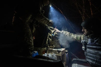 El personal de la 68ª Brigada del Ejército Ucraniano prepara suministros, drones y armamento para entrar en su posición de combate el 1 de marzo de 2025.