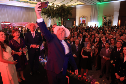 El embajador se hace una selfie con sus invitados.
