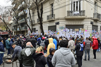 Decenas de personas se ubican frente a la residencia de la expresidenta Cristina Fernández.