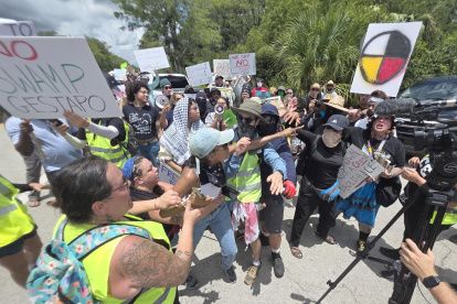 Manifestantes protestan junto al centro de detención para migrantes "Alligator Alcatraz" este martes 1 de julio de 2025, en Ochopee (Estados Unidos).