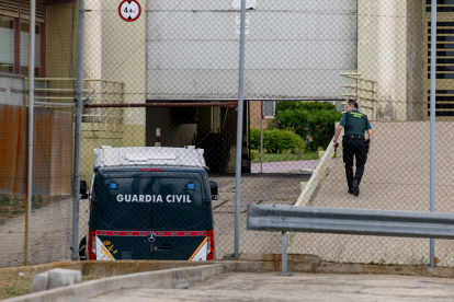 Vista del furgón de la Guardia Civil en el que el exdirigente del PSOE Santos Cerdán ha ingresado en la cárcel madrileña de Soto del Real.