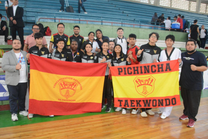 Parte de la delegación oro y grana de taekwondo coronada en Portoviejo.
