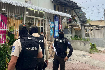 La Policía inspeccionó diferentes casas en Nueva Prosperina, hasta localizar a la maestra secuestrada en Guayaquil.