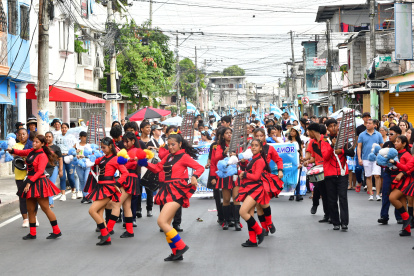 El Cisne II. Decenas de alumnos llenaron de vida y color las calles del sector.