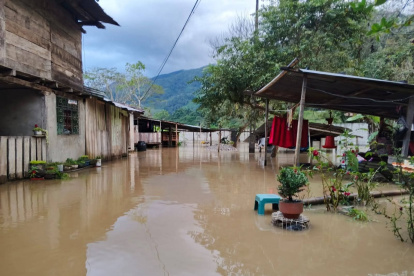 Maquinaria del Ministerio de Transporte y Obras Públicas trabaja en la limpieza de lodo y escombros en la vía Zamora–Yantzaza tras los derrumbes provocados por las lluvias.