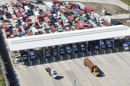 EA5322. BOGOTÁ (COLOMBIA), 01/07/2025.- Fotografía de archivo del 29 de octubre de 2021 que muestra a camiones ingresando a las instalaciones del Puerto de Houston en La Porte, Texas (EE.UU.). La publicidad que recluta camioneros hispanos para trabajar en Estados Unidos los considera los "reyes" de las carreteras, pero estos trabajadores migrantes esenciales -el 22 % del total- se consideran "esclavos" porque no devengan lo suficiente y muchas veces transportan cargas peligrosas sin saberlo, sin protección o derecho a quejarse. EFE/ Tannen Maury NO VENTAS ZONA EPA/ARCHIVO