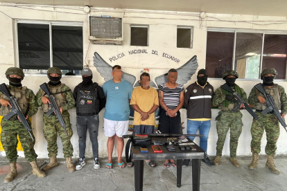Tres de los seis sujetos detenidos durante operativos en General Villamil Playas, este martes 1 de julio.