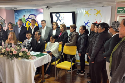 Gustavo Dávila (centro), con pacientes con enfermedades catastróficas de hospitales de Quito.