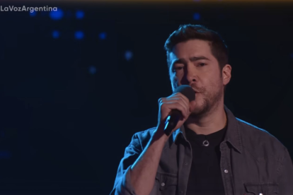 Martín Guerrero emociona a los jurados de La Voz Argentina y logra los cuatro giros con “Nada cambiará mi amor por ti”.