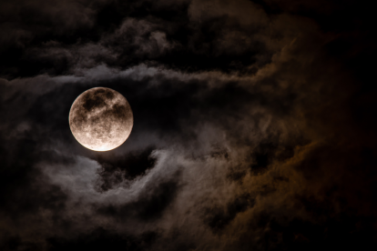 La Luna del Ciervo se observa más grande y brillante de lo habitual, iluminando el cielo nocturno con un resplandor único que marca un ciclo de renovación y crecimiento.