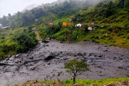 Las fuertes lluvias registradas en la madrugada de este martes, 2 de julio, provocaron un avulión en la parroquia de Amaluza, en Azuay.