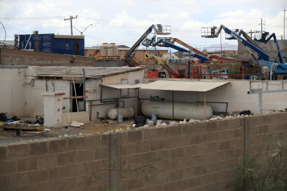 Fotografía que muestra un inmueble, donde fueron hallados cuerpos apilados sin incinerar en un crematorio, en Ciudad Juárez, Chihuahua (México).