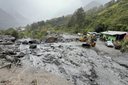La vía Cuenca- Paute- Guarumales está cerrada por el aluvión ocurrido en Amalauza.