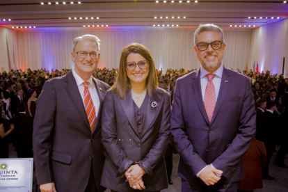 Chargé d’Affaires a.i. Lawrence Petroni, acompañado de la vicepresidenta del Ecuador, María José Pinto, y el viceministro de Movilidad Humana, Alejandro Dávalos.