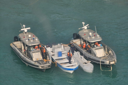 Fotografía de semisumergible no tripulado, conocido como Buque de Bajo Perfil, entre dos embarcaciones de la Armada de Colombia.