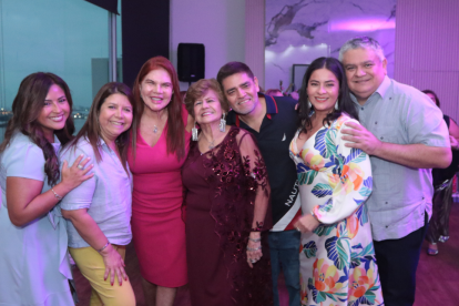 Karina de Bowen, Jessica Córdoba, Angelita Andrade, Elbita Álvarez,  Iván Andrade, Frecia Plaza y Fernando Andrade.