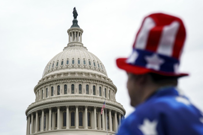 Un miembro del público con un disfraz temático afuera del Capitolio en Washington, DC, EEUU, el 2 de julio de 2025.
