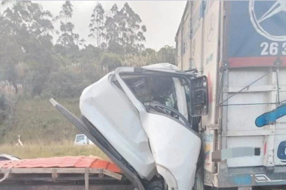 El ECU 911 reportó un siniestro vial en la curva de Santa Rosa, Panamericana Sur. La colisión entre dos camiones dejó una persona fallecida y generó congestión vehicular.