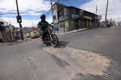 Daño. Un enorme hueco atraviesa la intersección de las calles Machala y Flavio Alfaro. La falta de intervención obliga a los conductores a esquivarlo, lo que genera riesgos.