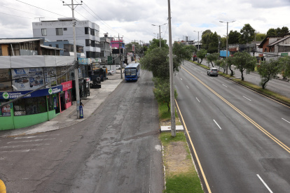 Trabajos. Los trabajos de mantenimiento en la avenida Galo Plaza Laso se suspendieron por la falta de asfalto, tras el incendio en la Refinería de Esmeraldas.
