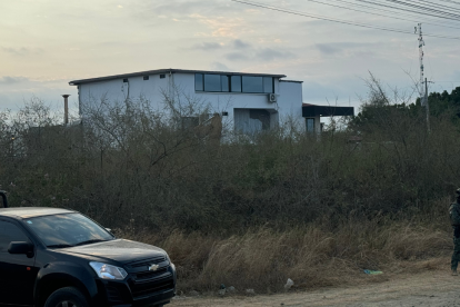 Vista exterior de la casa donde se recapturó a alias Fito, en el barrio Monterrey de Montecristi. Retroexcavadoras y maquinaria pesada trabajaron durante horas para demoler paredes y buscar caletas.