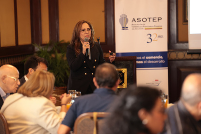 Iliana González, directora ejecutiva de la Asociación de Terminales Portuarios Privados (Asotep), explicando la situación del sector en Guayaquil.