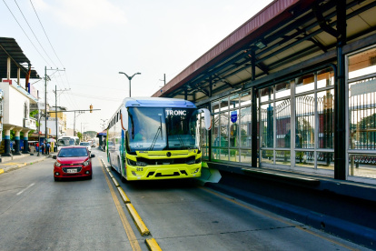Recorrido de uno de los buses pertenecientes a la Troncal 4 del sistema de transporte masivo Metrovía, en el suroeste de Guayaquil.