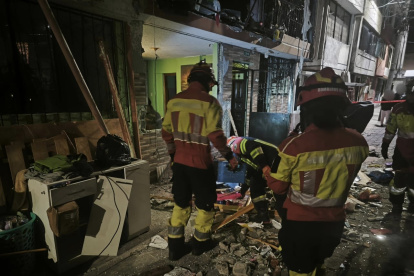 22 efectivos del Cuerpo de Bomberos Quito atendieron la emergencia en Solanda.