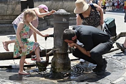 Varias ciudades italianas, como Roma y Florencia, enfrentan temperaturas superiores a los 40 °C, en medio de una alerta roja por calor extremo.