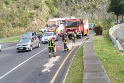 El volcamiento en la avenida Simón Bolívar, a la ltura de Guápulo, generó el derrame de líquidos sobre el carril izquierdo.