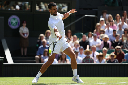 Novak Djokovic juega contra el británico Daniel Evans en la segunda ronda de individuales masculinos de Wimbledon 2025