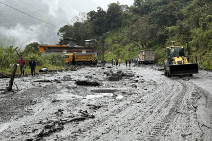La vía Paute- Guarumales- Méndez registra varias novedades provocadas por deslizamientos, derrumbes y el aluvión en Amaluza.