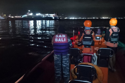 Integrantes de los equipos de emergencia durante la búsqueda de al menos 61 personas desaparecidas este jueves 3 de julio de 2025, en el Estrecho de Bali (Indonesia).
