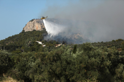 Un avión de extinción de incendios opera para contener un incendio forestal cerca del suburbio de Pikermi, al este de Atenas, Grecia, el 3 de julio de 2025.