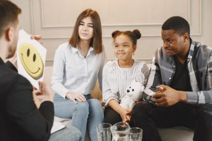 El acompañamiento de los padres durante la terapia infantil es crucial. No se trata solo de llevar al niño al psicólogo, sino de asumir una responsabilidad activa.