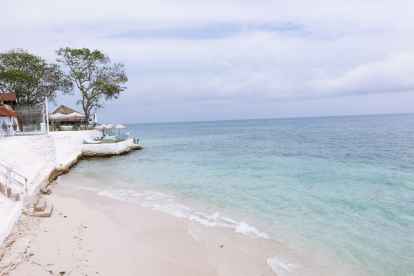 A solo 45 minutos en lancha están las Islas del Rosario, famosas por su agua cristalina e imponente arena blanca.