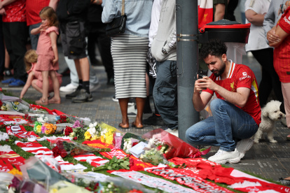 Hinchas de Liverpool acudieron a Anfield para homenajear a Diogo Jota.