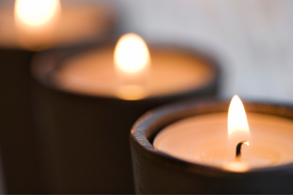 Referencial. Velas encendidas por cortes de luz.