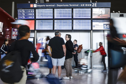 Los pasajeros permanecen dentro del aeropuerto Roissy-Charles de Gaulle durante una huelga de controladores aéreos franceses, el 3 de julio de 2025.