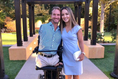 Nick junto a su esposa Kanae