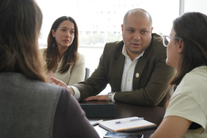 Juan Bernardo Sánchez, en una reunión con autoridades, entre ellas la vicepresidenta, María José Pinto.