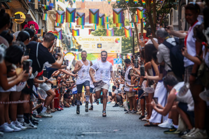 Las aceras de la calle Pelayo en Chueca han vuelto a abarrotarse de público para asistir a la Carrera de Tacones.